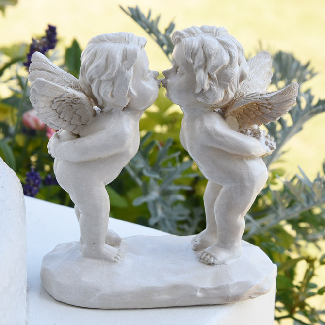 楽天市場】アンティーク調 ガーデンオブジェ 天使のキス像 エンジェル