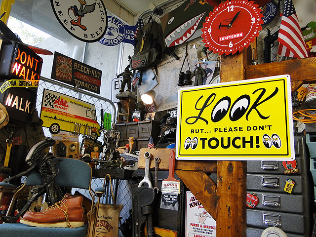 楽天市場】ムーンアイズ 「見て！」サインプレート 看板 MOONEYES