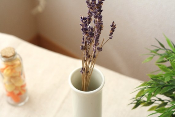 楽天市場】細長い花瓶 テーブルを彩る一輪の花に陶器 一輪差し 花入