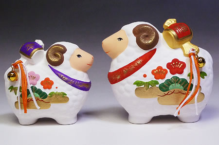 楽天市場】瀬戸焼錦彩招福未陶器の置物（金銀槌・松竹梅）【羊、ひつじ