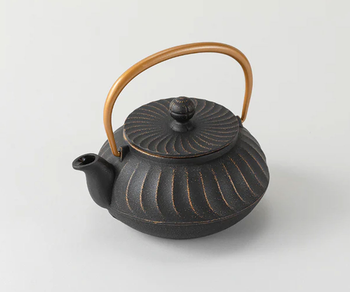 楽天市場】岩鋳 急須 5型 波 金 黒 ツル金 650ml 茶こし付き 南部鉄器