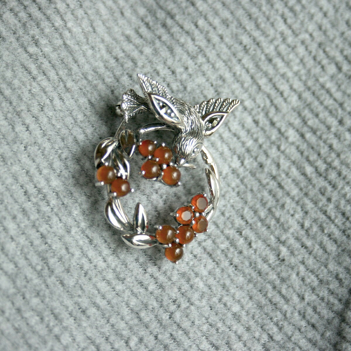 楽天市場】【碌山】シルバー 福来雀と南天の実 ブローチペンダント