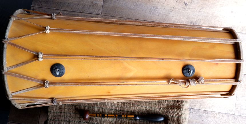 楽天市場】ガムランの両面太鼓≪クンダン≫＝大＝ (バチ付き