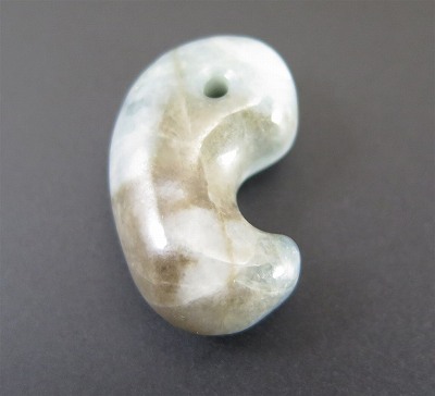 楽天市場】糸魚川翡翠 ヒスイ 小滝コン沢産 勾玉 ブルー 6.7g （希少