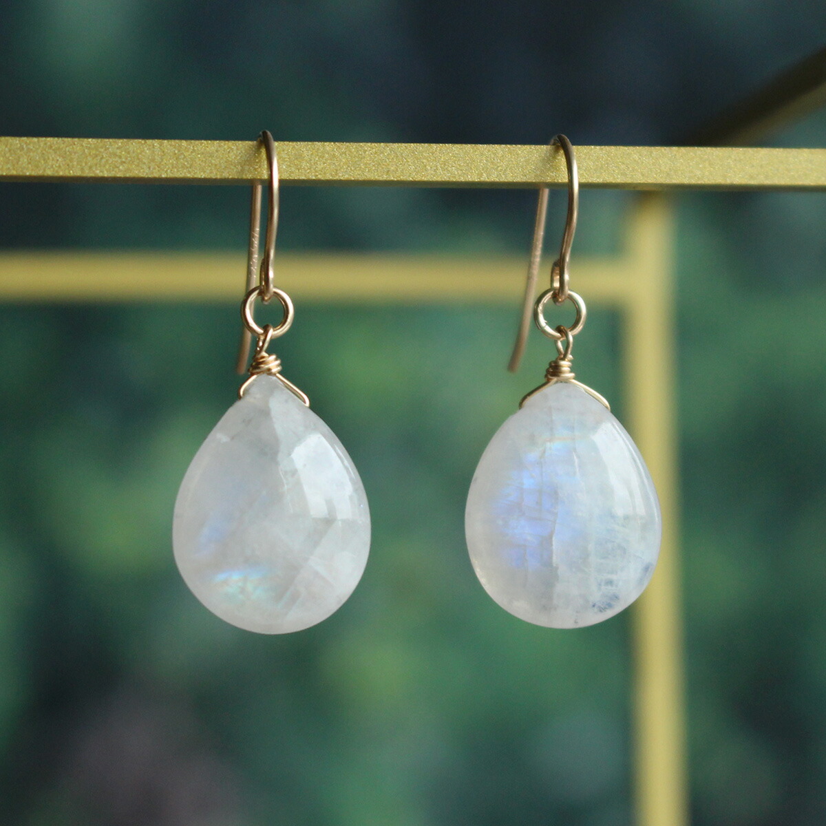 楽天市場】レインボームーンストーン 大粒 プレーン ピアス 虹色