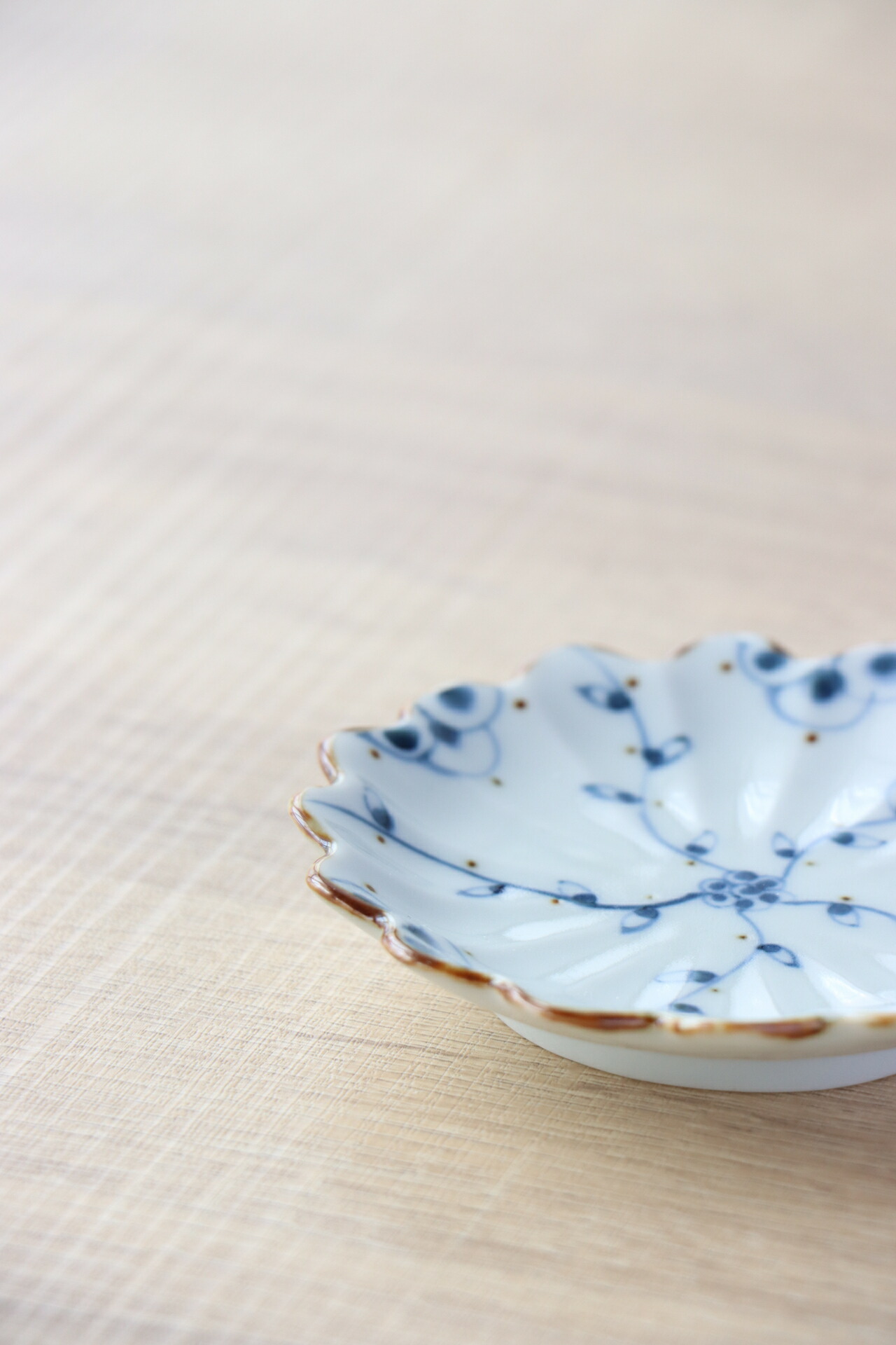 楽天市場】豆皿 花型 染付 つる花唐草 伊万里焼 徳七窯 おしゃれ