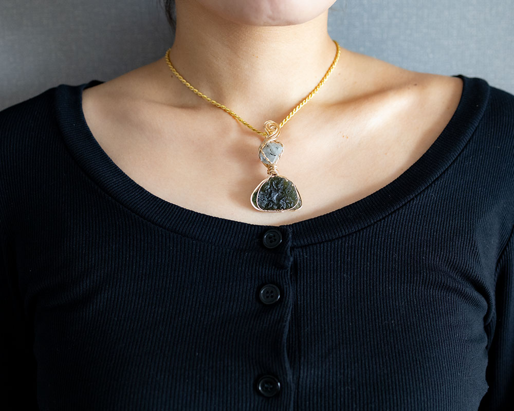 楽天市場】【宝石鑑別書付き】14kgf 一点物 大粒 モルダバイト 原石 +