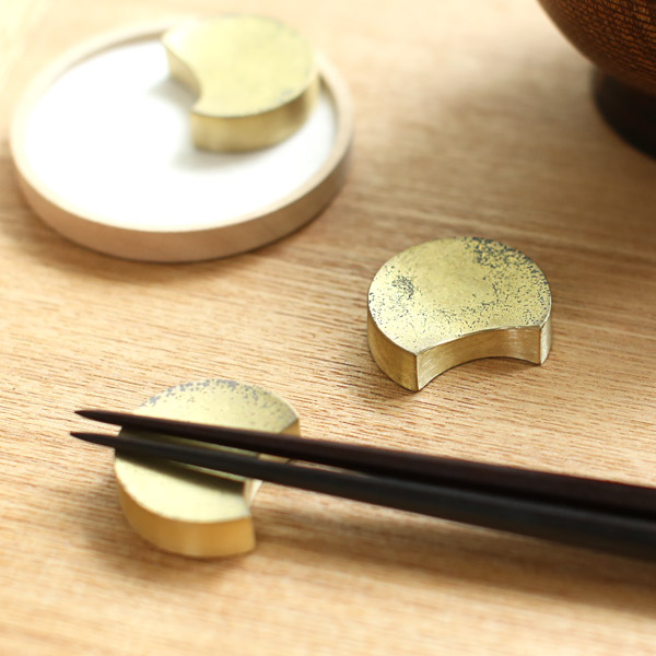 楽天市場】FUTAGAMI 箸置 三つ月 真鍮 真鍮鋳肌 箸置き フタガミ 二上