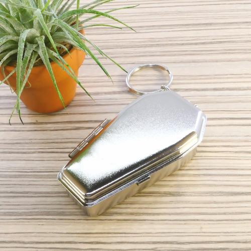 楽天市場】携帯灰皿 ドラキュラ 棺桶型 キーリング付き 小物入れ