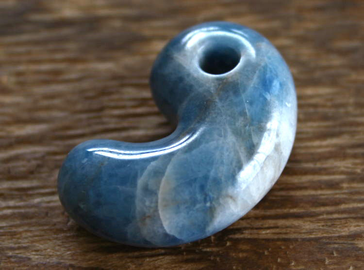 楽天市場】糸魚川青翡翠勾玉 M01568豊翠 作32mm*21mm*11mm売約済です