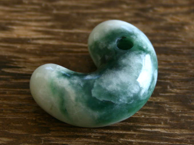 楽天市場】糸魚川翡翠勾玉 M01268古吹 作27mm*20mm*10mm : 糸魚川