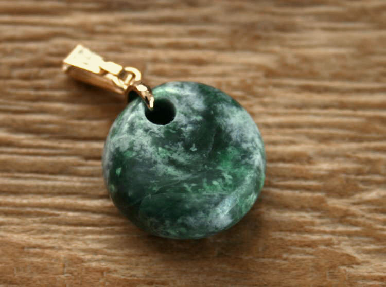 楽天市場】糸魚川産蛇紋岩（翡翠混じり）ペンダント SZ0600清山 作16mm