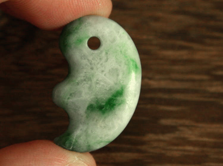 楽天市場】糸魚川翡翠子持ち勾玉 M07178 清山 作 29mm*18mm*7mm 糸魚川
