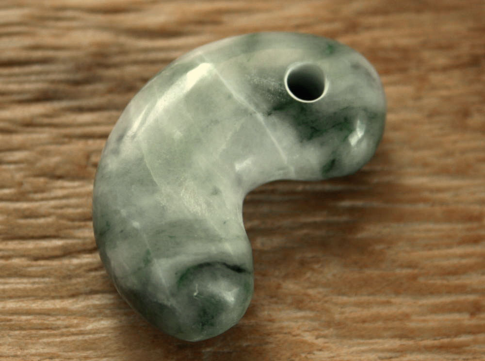 楽天市場】糸魚川翡翠勾玉 M08714 翠石 作 35mm*21mm*10.5mm 糸魚川