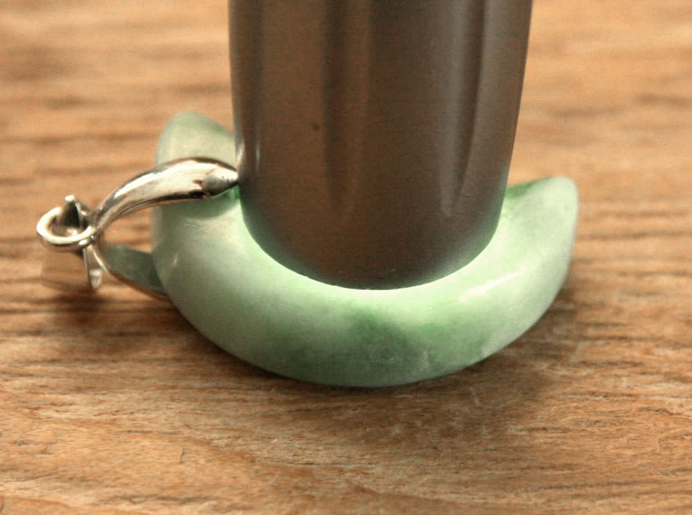 楽天市場】糸魚川翡翠月型勾玉 M08236 清山 作 24.5mm*15mm*7mm 糸魚川