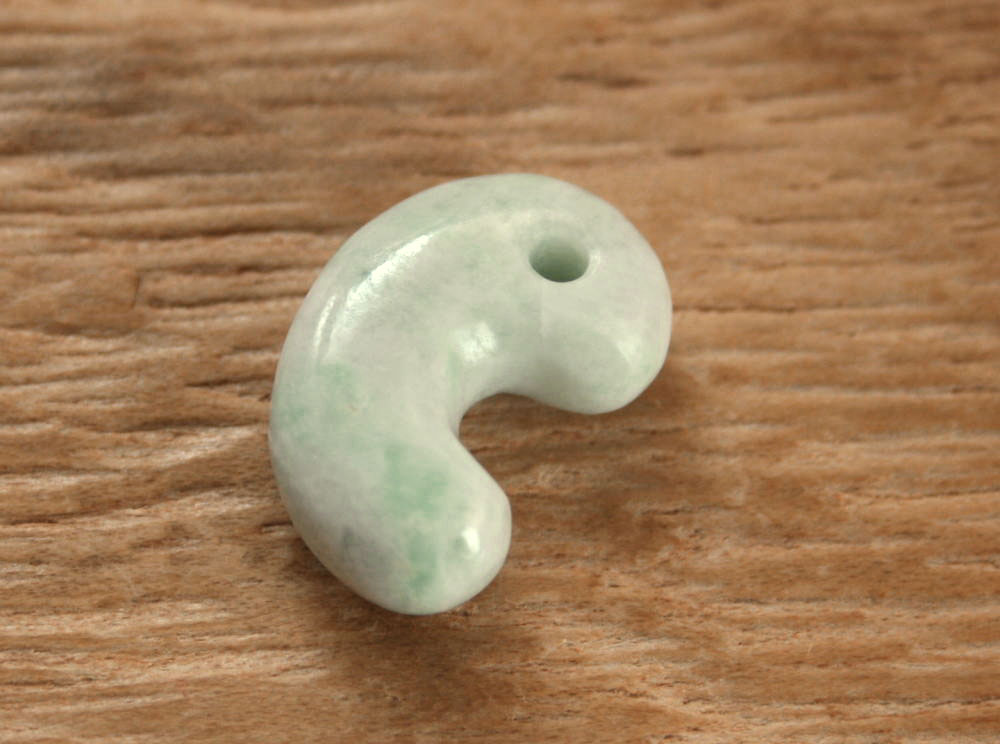 楽天市場】糸魚川翡翠勾玉 M09454 日本ヒスイ鉱業 制作 20mm*13mm*7mm
