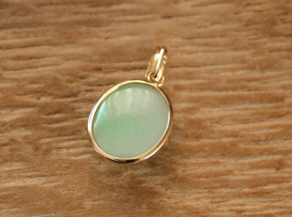 楽天市場】糸魚川翡翠ペンダントトップ P01672 日本ヒスイ鉱業 制作