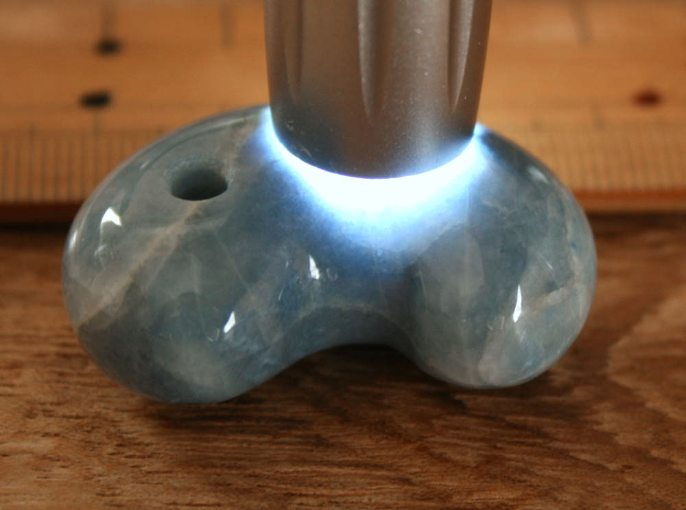 楽天市場】糸魚川青翡翠勾玉 M10194 陽春 作 38mm*25mm*15mm 糸魚川産