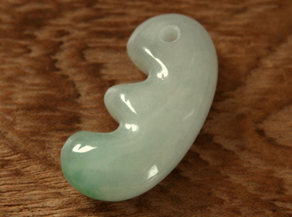 楽天市場】糸魚川翡翠勾玉 M02952元粋 作28.5mm*17mm*9mm : 糸魚川