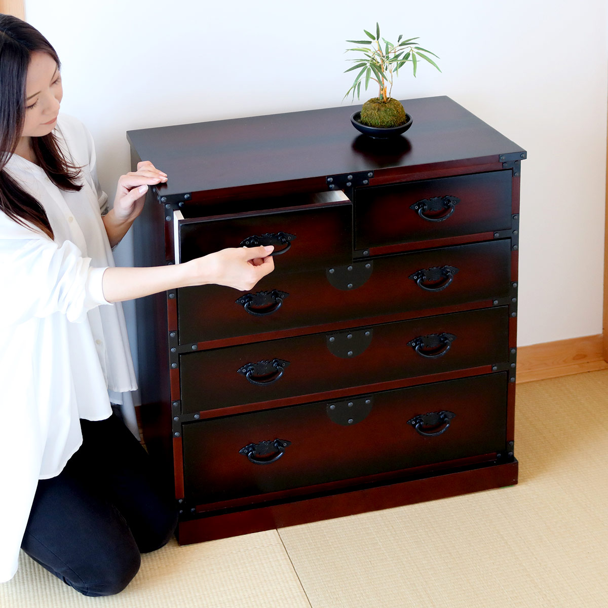 楽天市場】引出箪笥 4段 民芸調 桐製 和タンス 幅67cm （ 送料無料