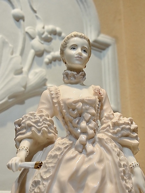 楽天市場】証明書付 コールポート ポンパドール夫人のフィギュリン