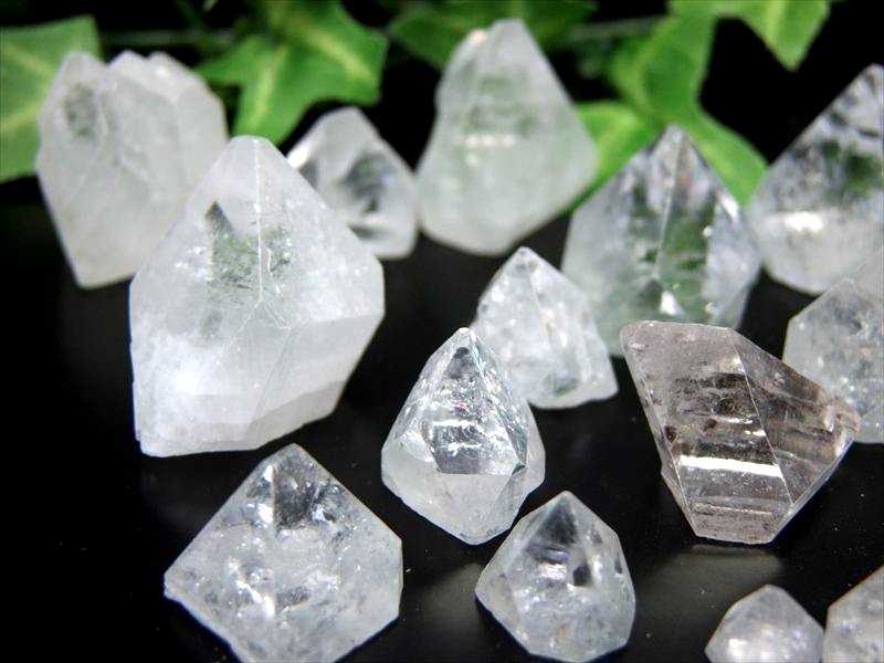 楽天市場】○セット売り【アポフィライト(魚眼石) 結晶ポイント 50g