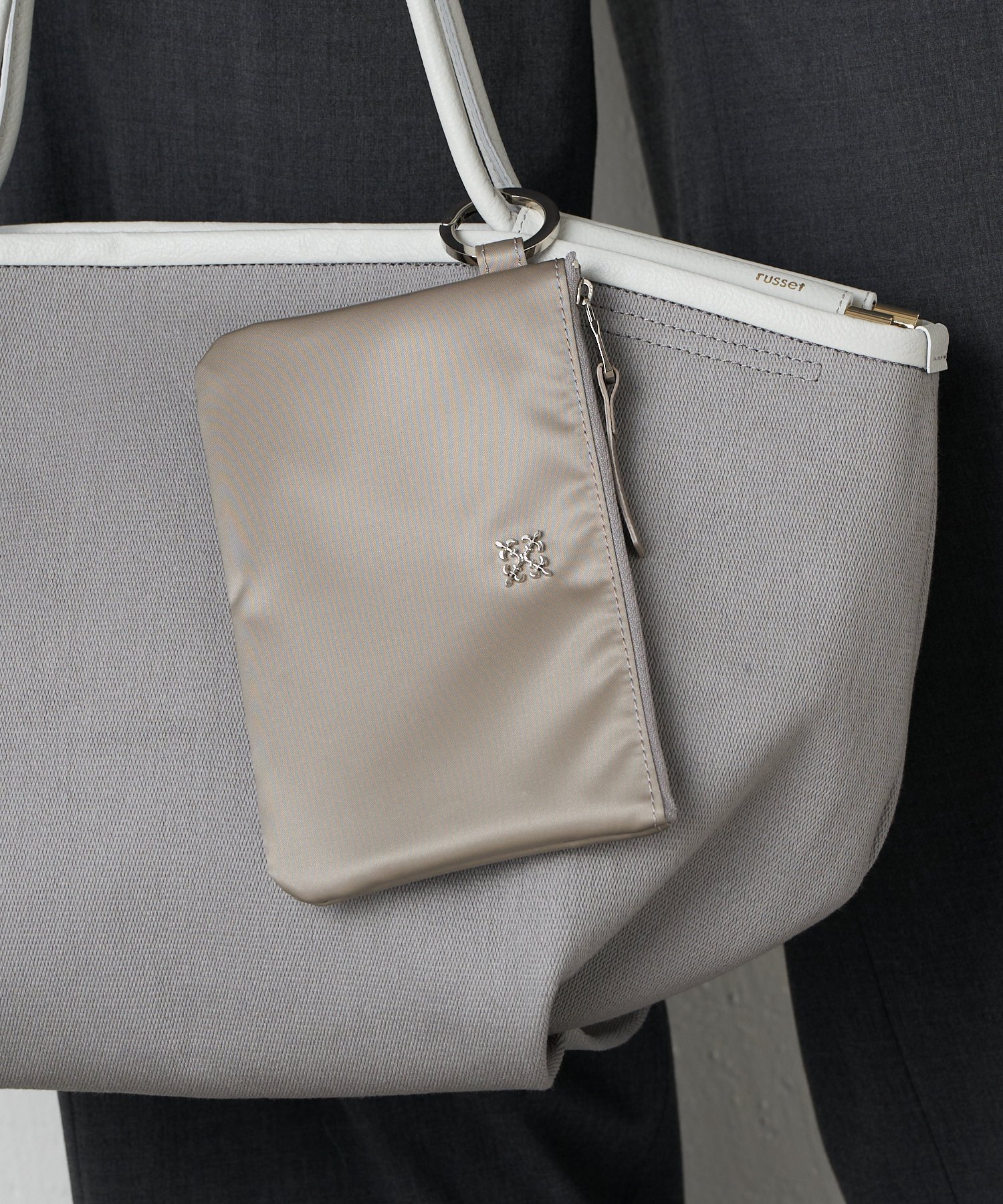 russet｜クラウズナイロンスクエアフラットポーチ | Rakuten Fashion