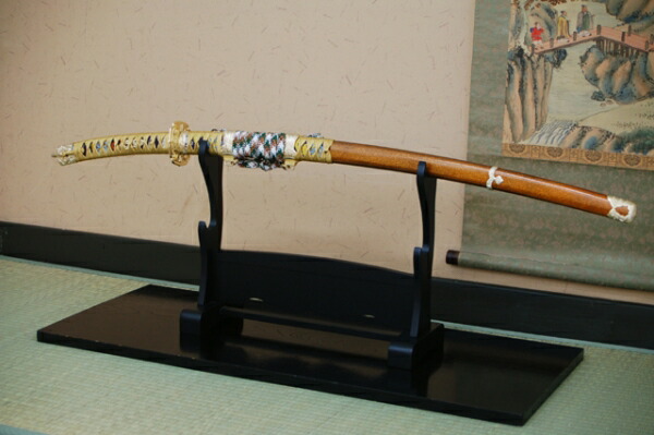 楽天市場】模造刀 梨子地鞘太刀拵え 職人が丹念に製造。 [ 陣太刀 美術