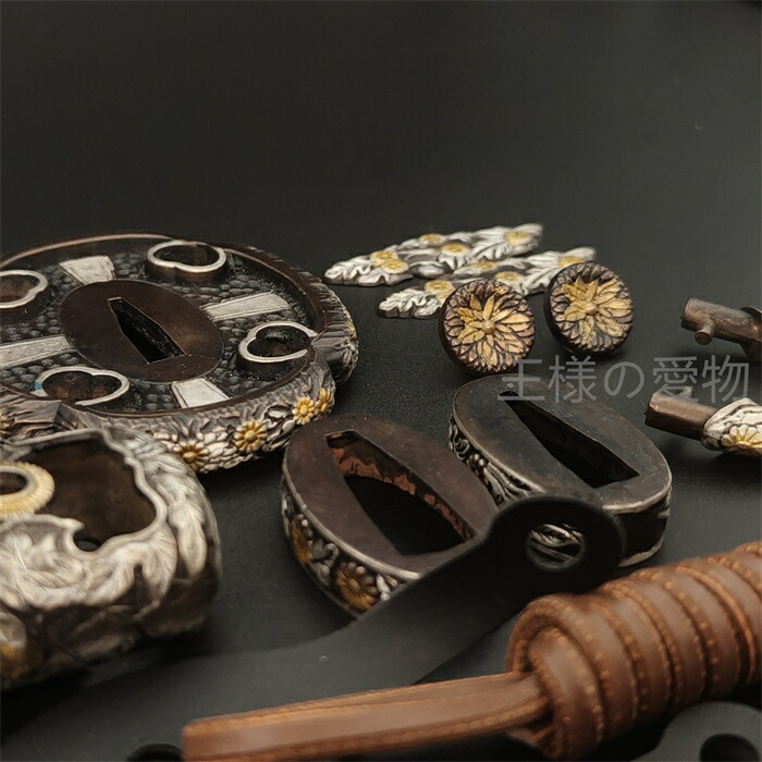 楽天市場】太刀金具 菊紋 刀鍔 目貫 縁頭 切羽 鐺 柄鞘一式金具 銅製