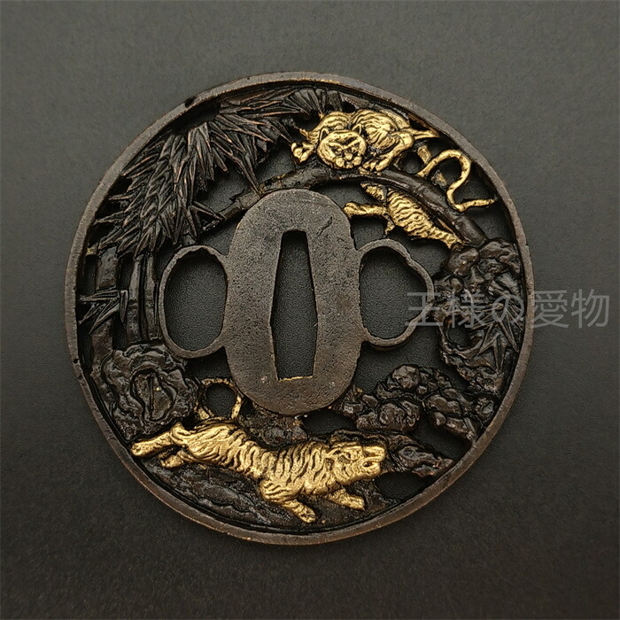 楽天市場】日本刀装具 林中双虎の図 刀鍔 銅地 細工 絵金銀 鍔 刀の鍔