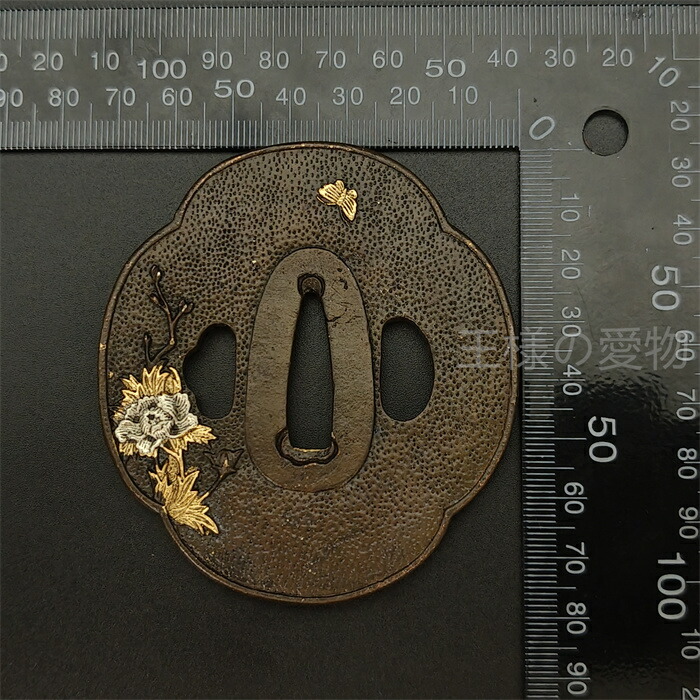 楽天市場】日本刀装具 牡丹と蝶の図 刀鍔 銅地 細工 絵金銀 鍔 刀の鍔