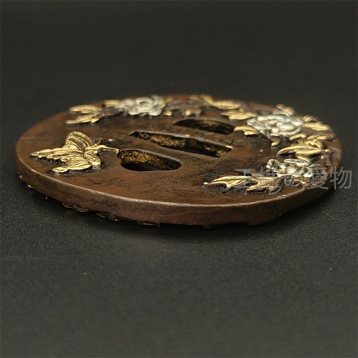 楽天市場】日本刀装具 花中蝶の図 刀鍔 銅地 細工 絵金銀 鍔 刀の鍔