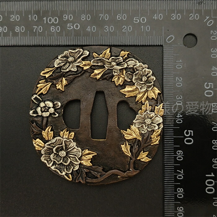 楽天市場】日本刀装具 花中蝶の図 刀鍔 銅地 細工 絵金銀 鍔 刀の鍔