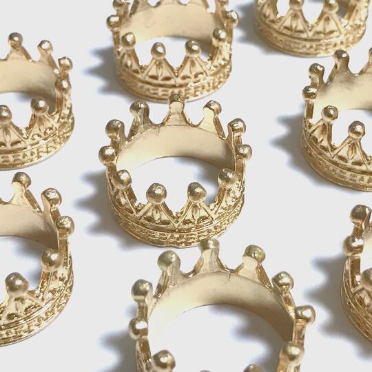 楽天市場】大きな王冠のチャーム ライトゴールド カン無し 立体 3D