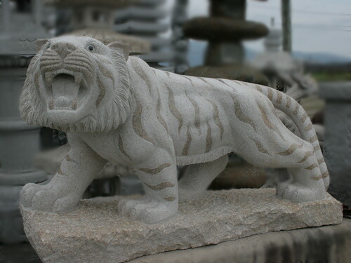 楽天市場】虎の石彫刻品(大) 6尺 【錆び石】玄関などに飾って頂くと