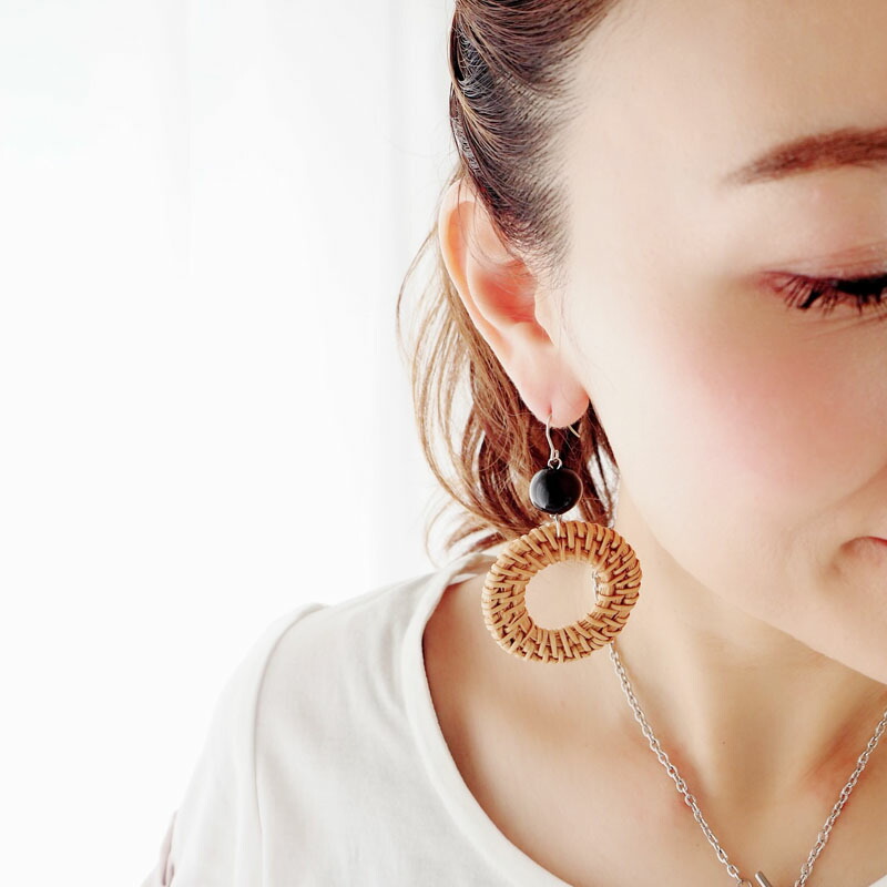 楽天市場】ラタン&ブラックビーズ ピアス イヤリング 樹脂ピアス 樹脂