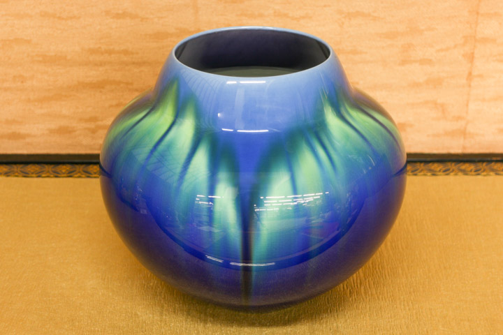 楽天市場】九谷焼 ＜限定品蔵出し＞富士型花瓶 耀彩（桐箱付）/人間