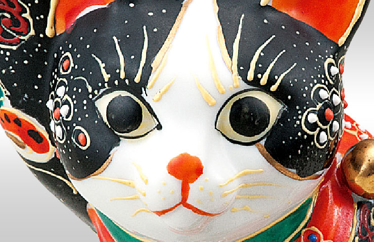 楽天市場】九谷焼 5.5号横座招き猫 黒盛花と蝶 ＜送料無料＞置物