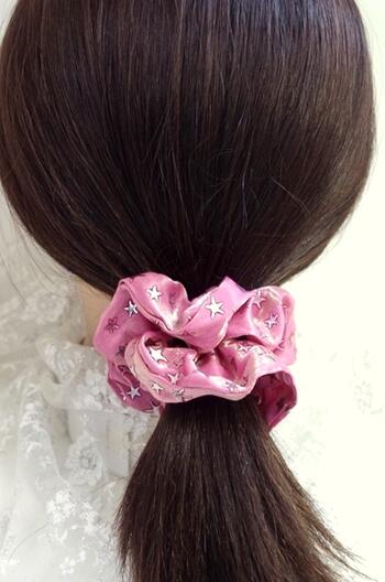 楽天市場】シュシュ シルバースター 〔ヘアゴム ピンク 星模様