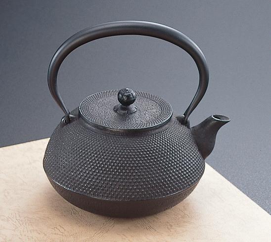 楽天市場】【岩鋳製 南部鉄器】【即納可能】鉄瓶 9型平丸アラレ 黒