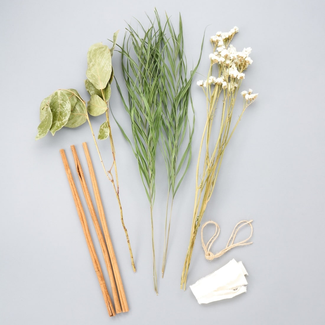 こころゆき＞スターチス・シナモンスティック・アレカヤシのスワッグ