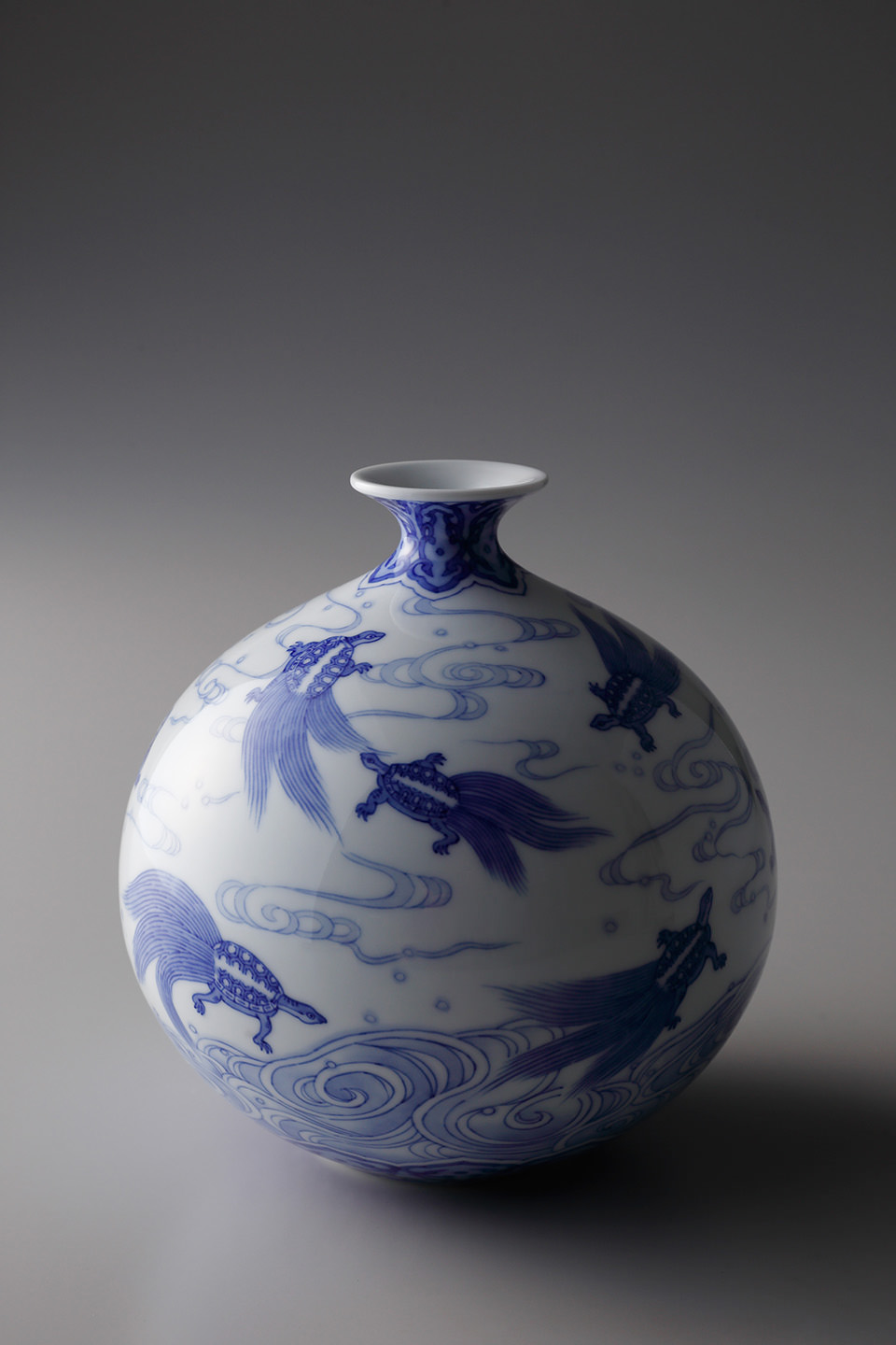 染付吉祥祝亀文花瓶（極真焼） | 辻精磁社