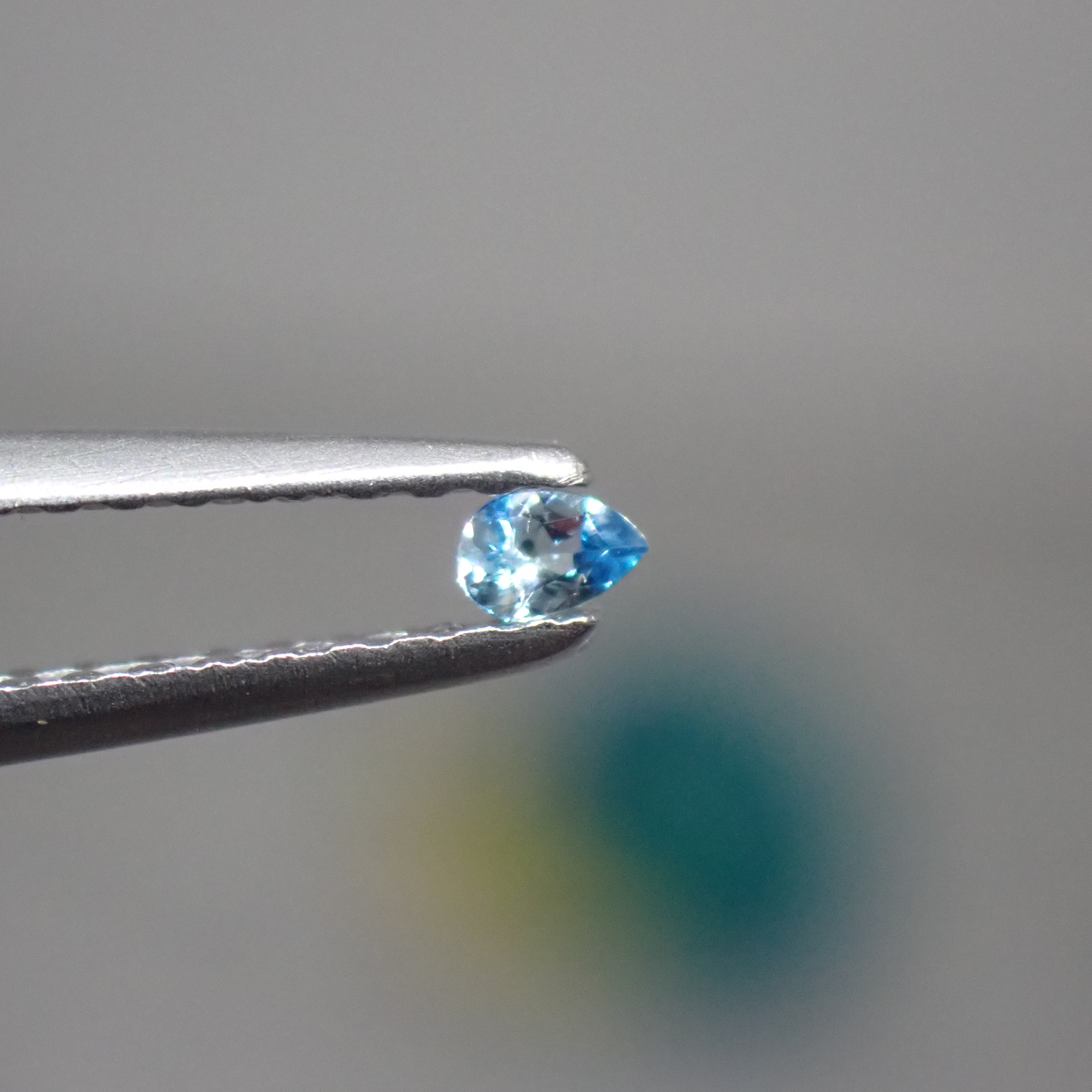 珍しいバイカラー☆ジンバブエ産ユークレース 0.03ct | 宝石つむり
