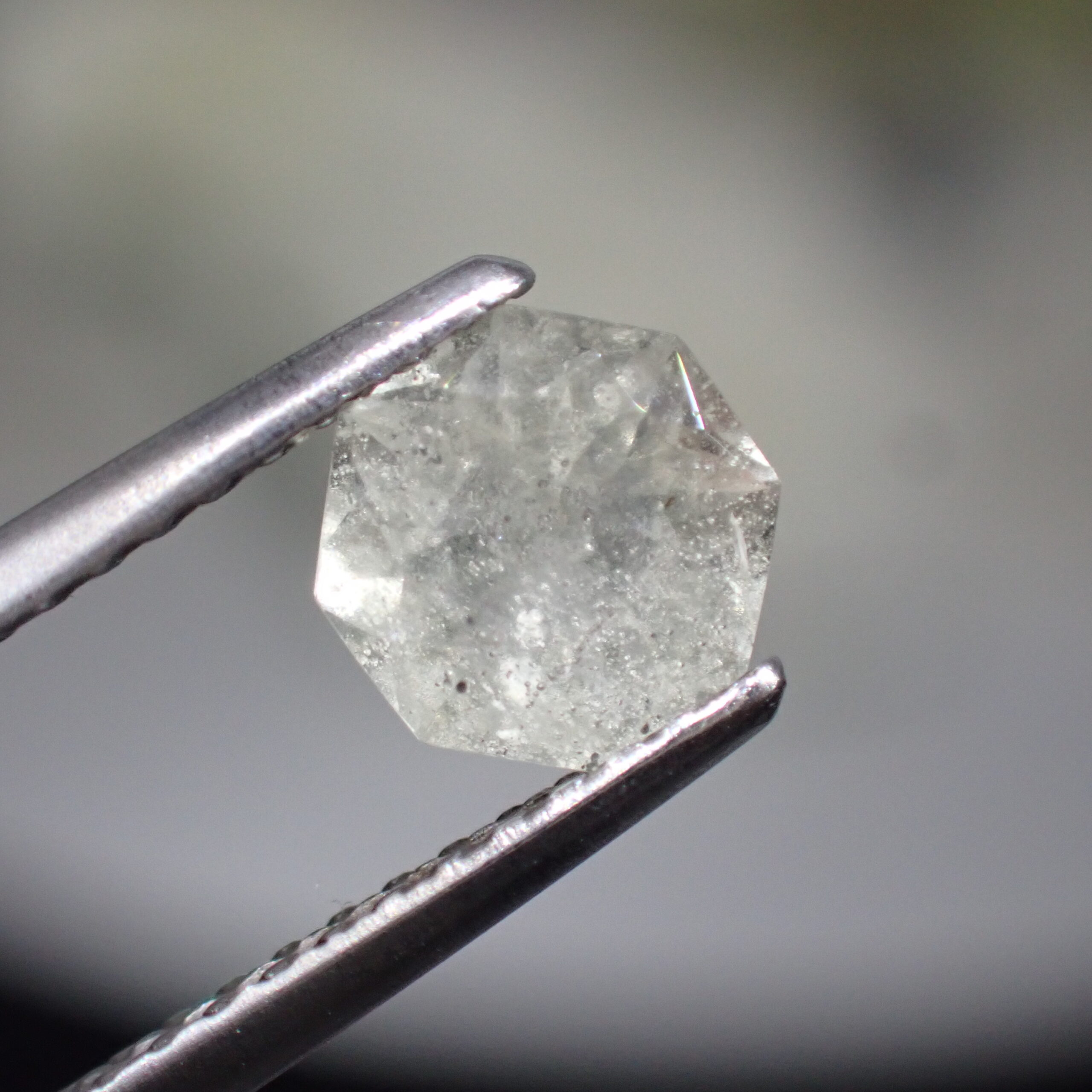 3兆円カット！？ロマンあふれるリビアングラス 0.551ct | 宝石つむり