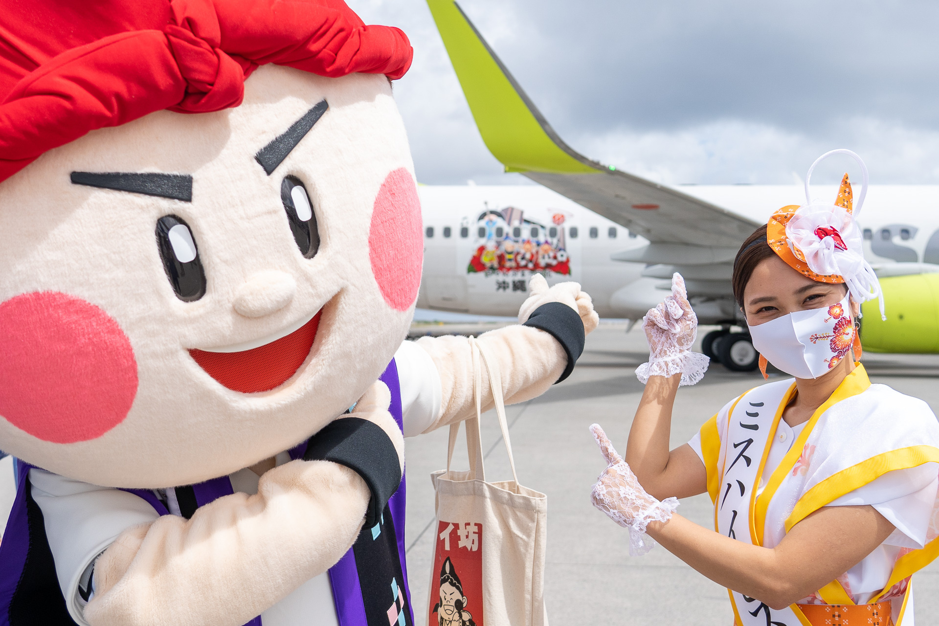 ソラシドエア、機体で地域を応援する空恋32弾就航。沖縄市は「国際色