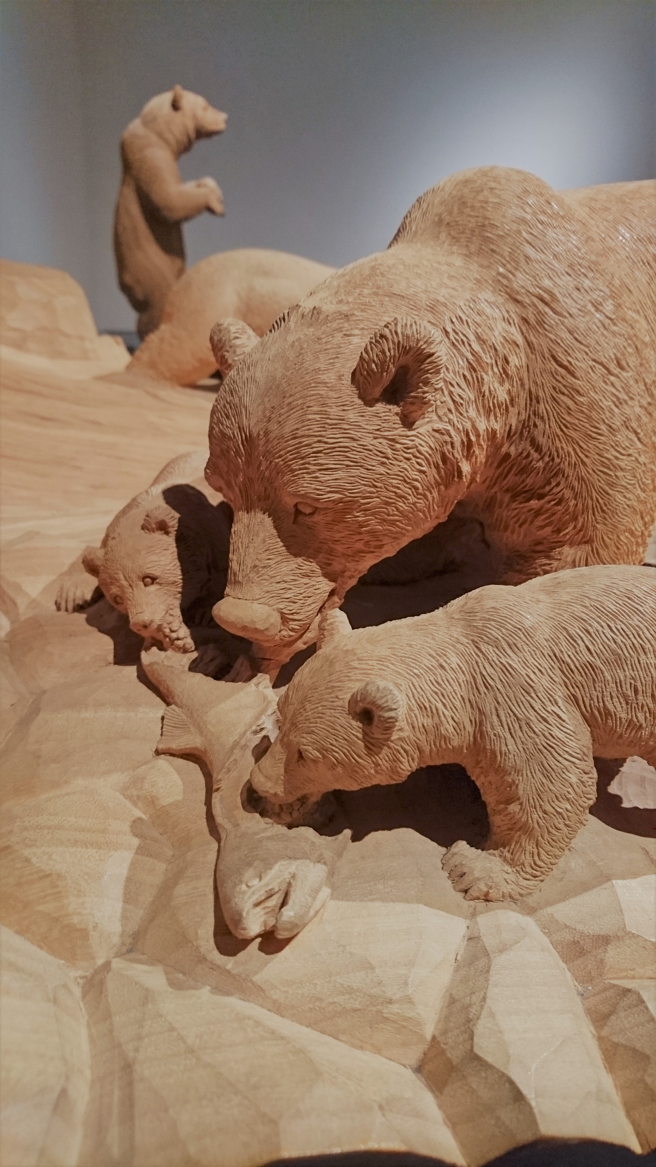 木彫り作家 藤戸竹喜】熊と狼への入魂 | Traveloop.jp