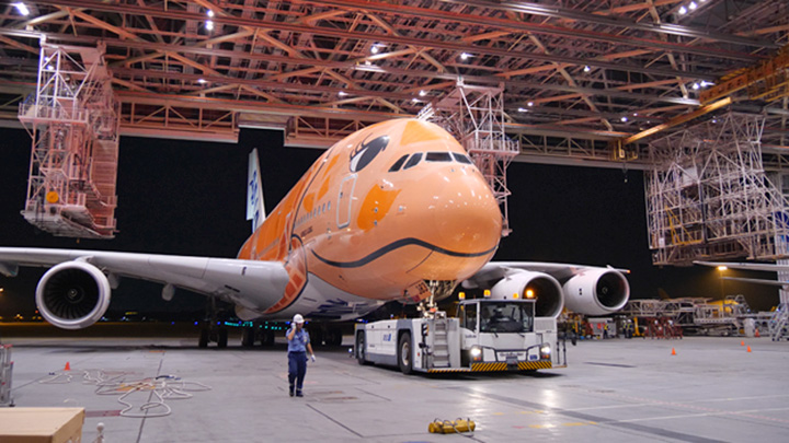 ANAのA380「フライングホヌ」3号機、定期運航開始前に機体を洗浄