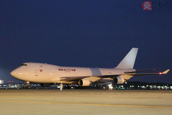 9年ぶりJALの名でB747「ジャンボ貨物機」飛ぶ 機体に「鶴丸」 カリッタ