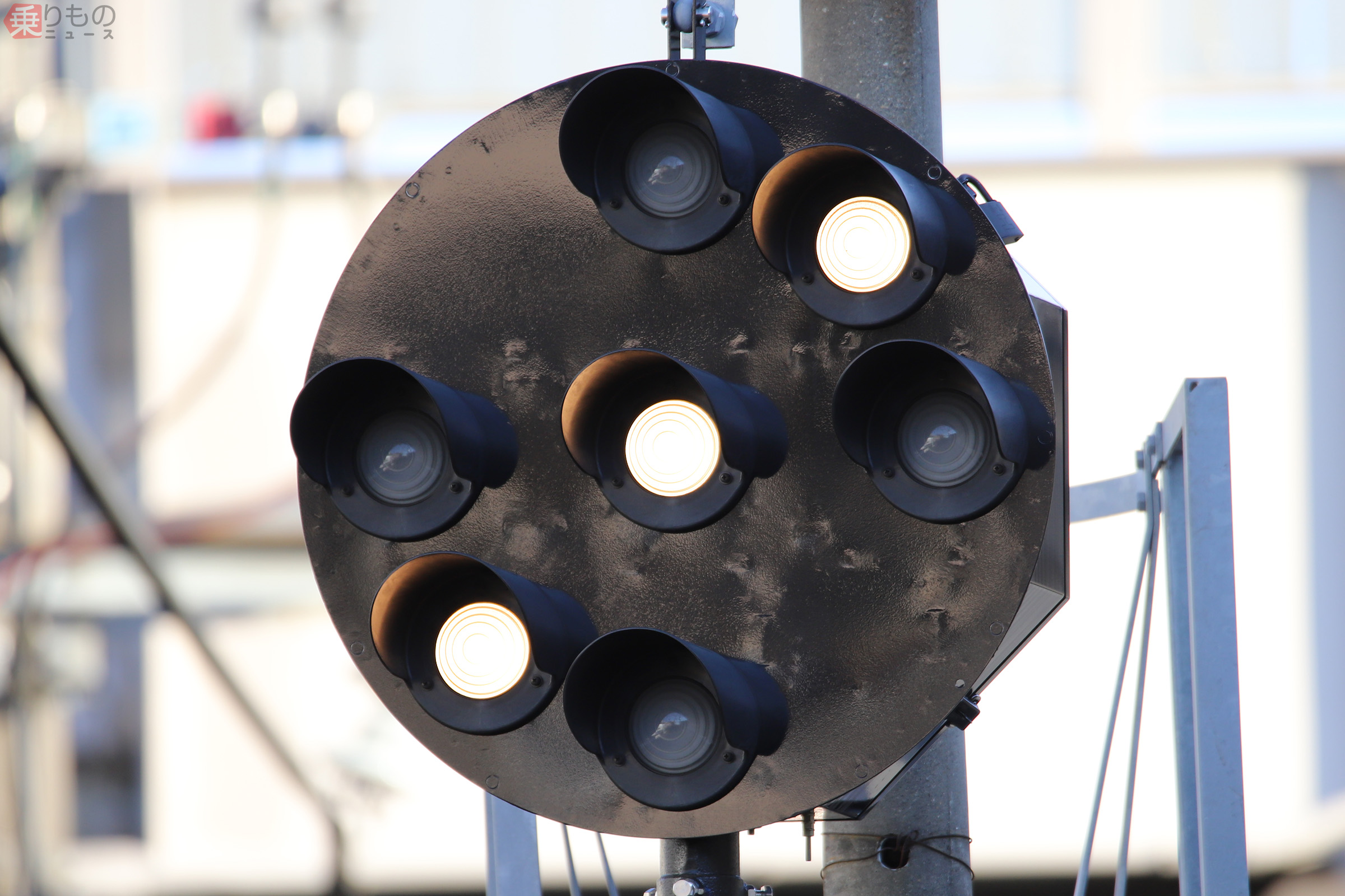 線路脇のタコ焼き器？ 黒い円盤にランプたくさんの鉄道用「信号機