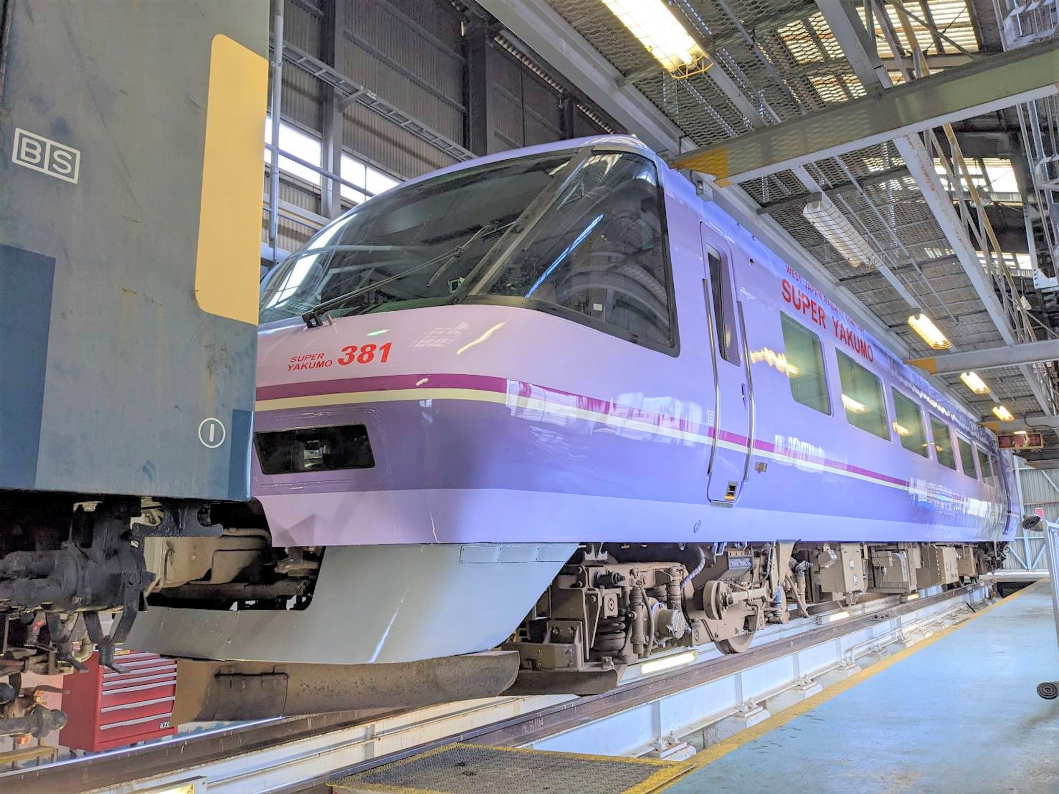 続けて公開「スーパーやくも」色パノラマ車 リバイバル運行は明日から